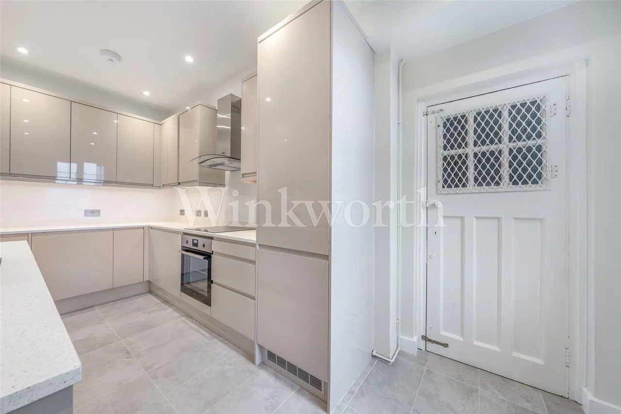 Finchley Road, London, NW11, photo 4