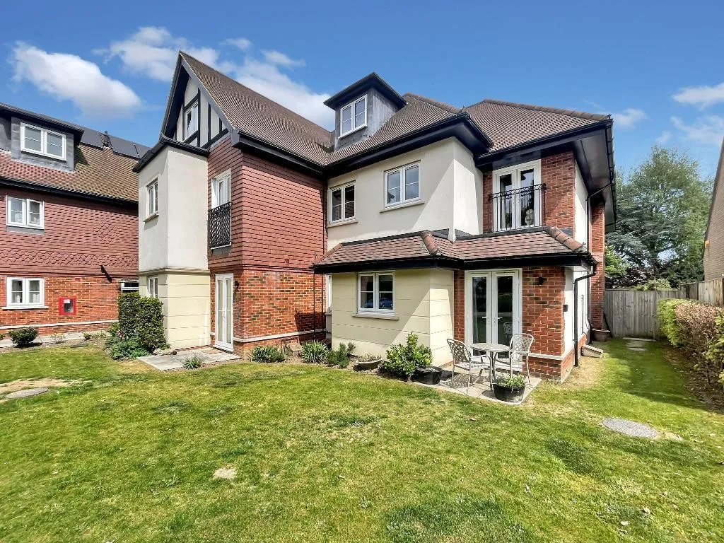 2 bed flat to rent, Limpsfield Road, Warlingham