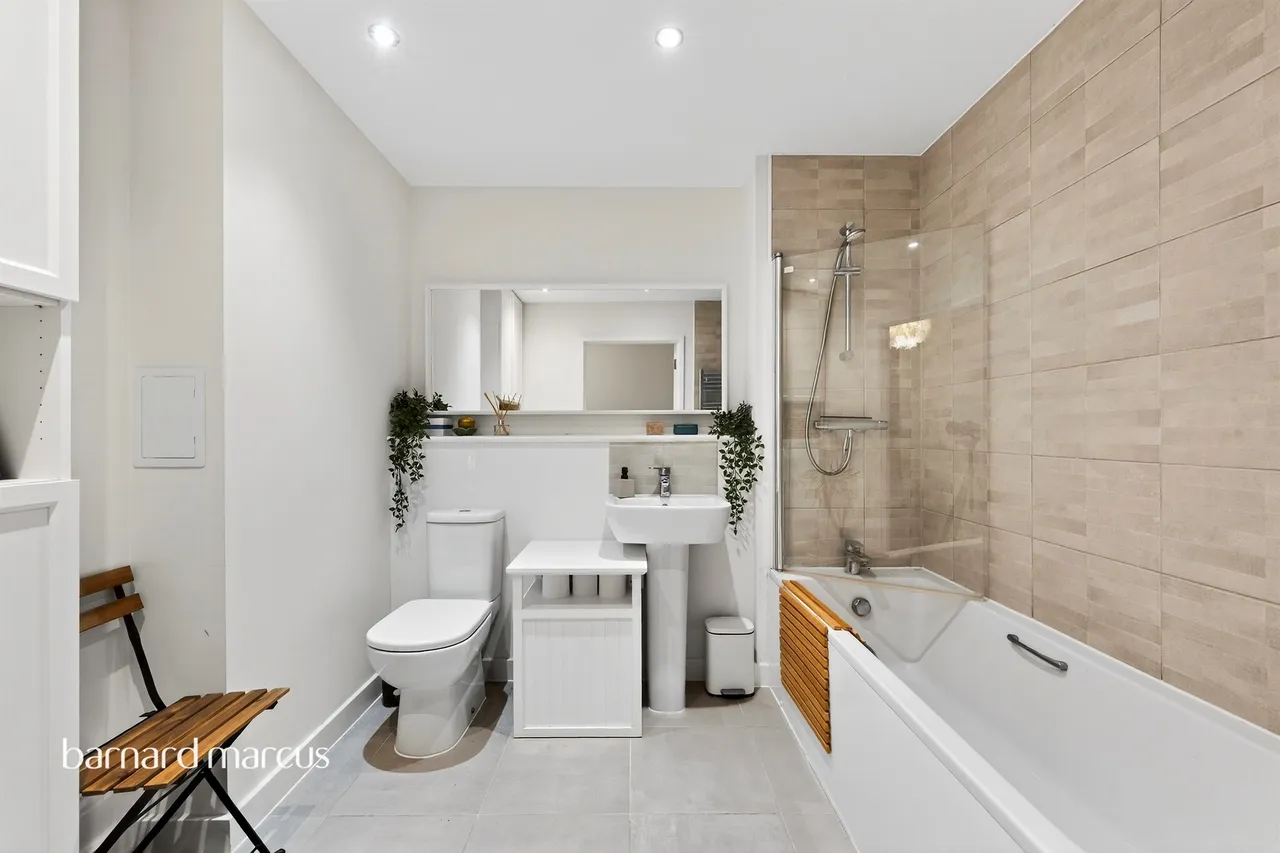 St. Johns Road, New Malden, photo 6