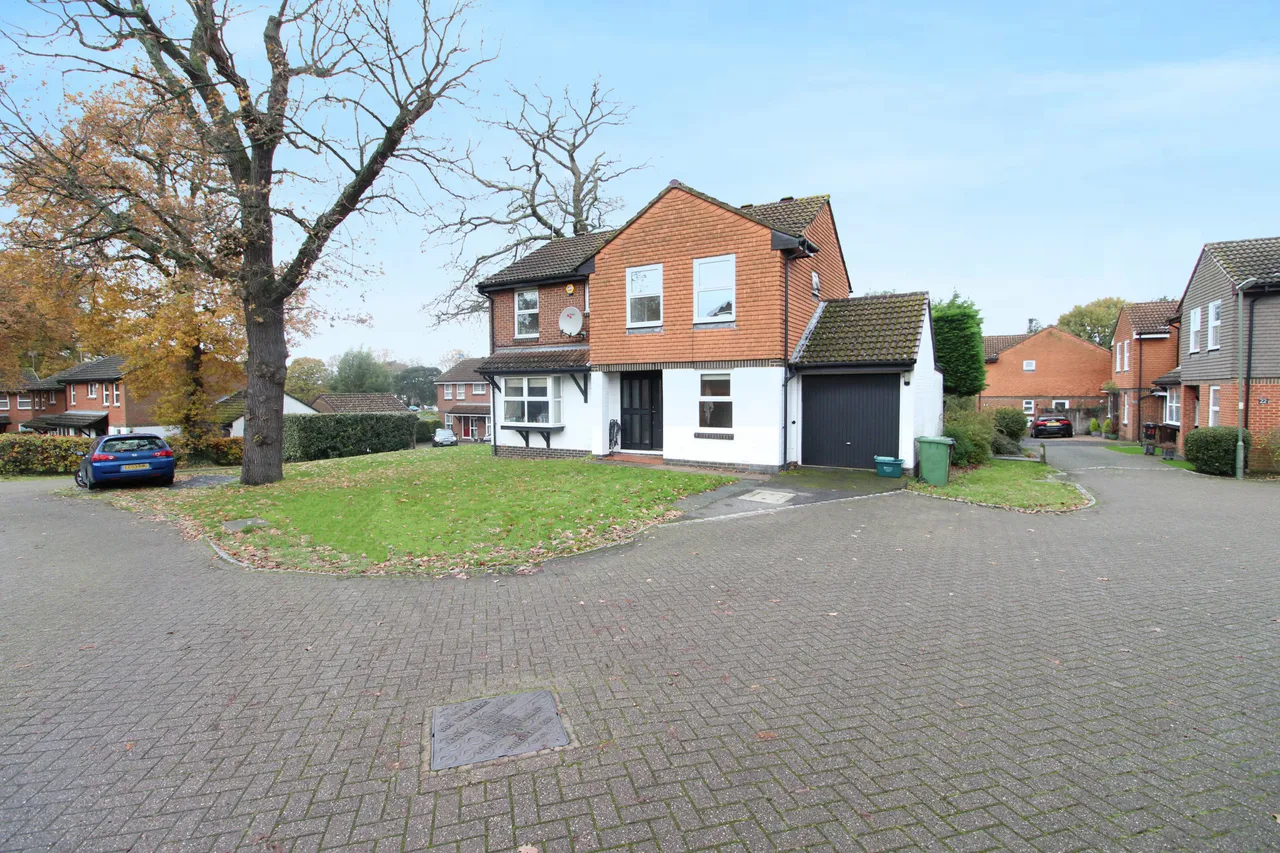 4 bed property to rent, Northcliffe Close, Worcester Park, KT4