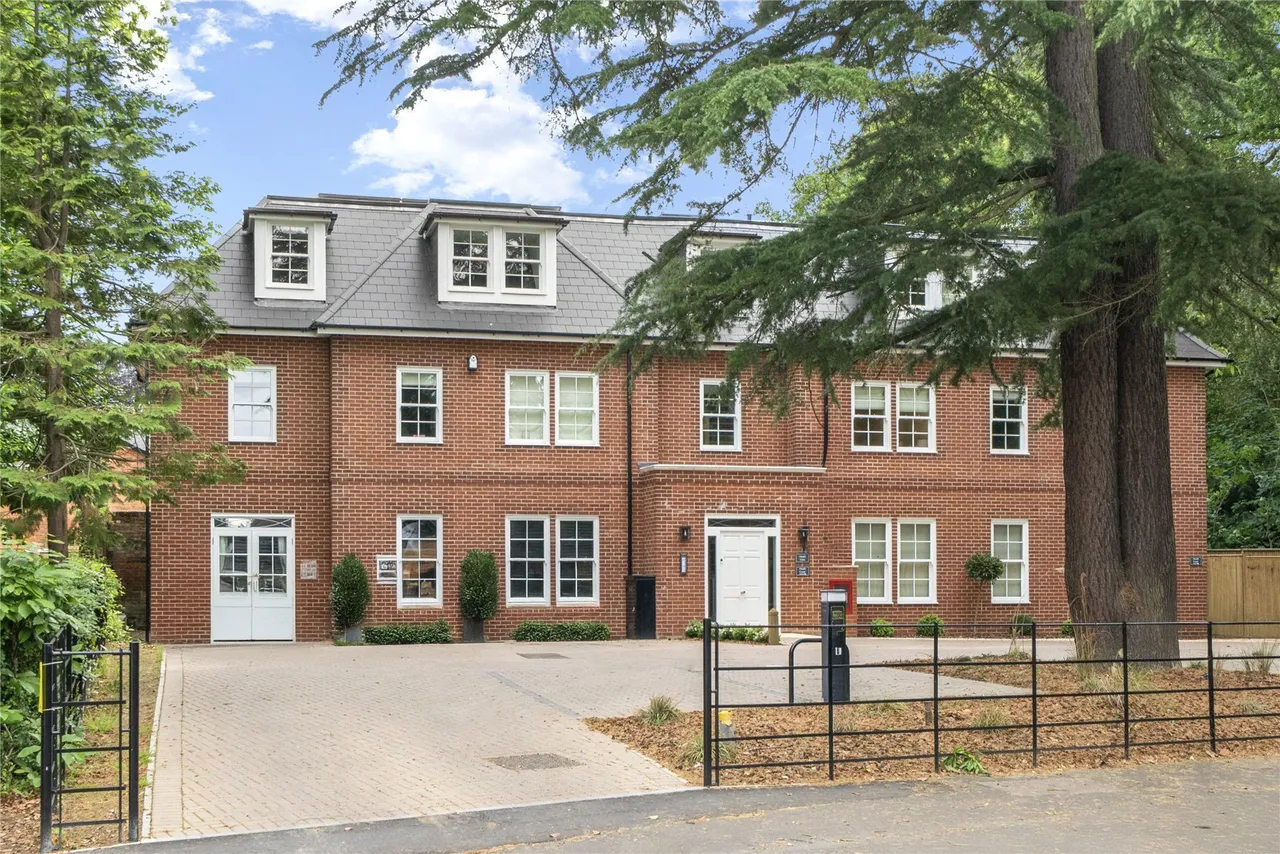 St. Georges Avenue, Weybridge, Surrey, KT13, photo 3