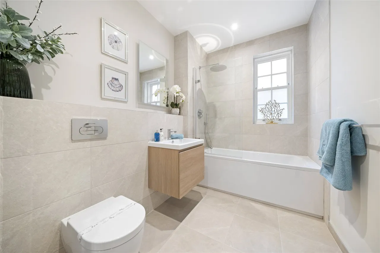 St. Georges Avenue, Weybridge, Surrey, KT13, photo 11