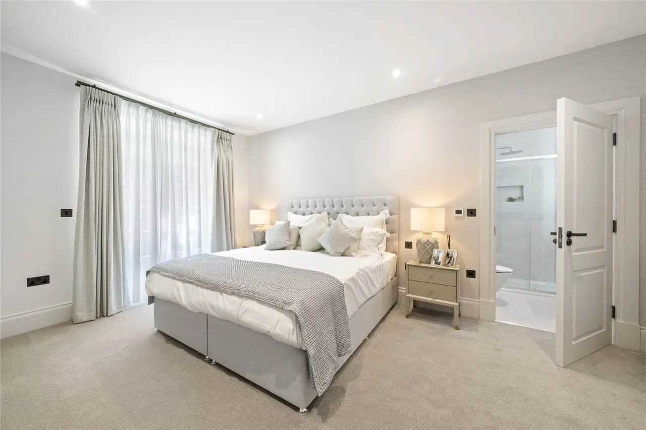St. Georges Avenue, Weybridge, Surrey, KT13, photo 9