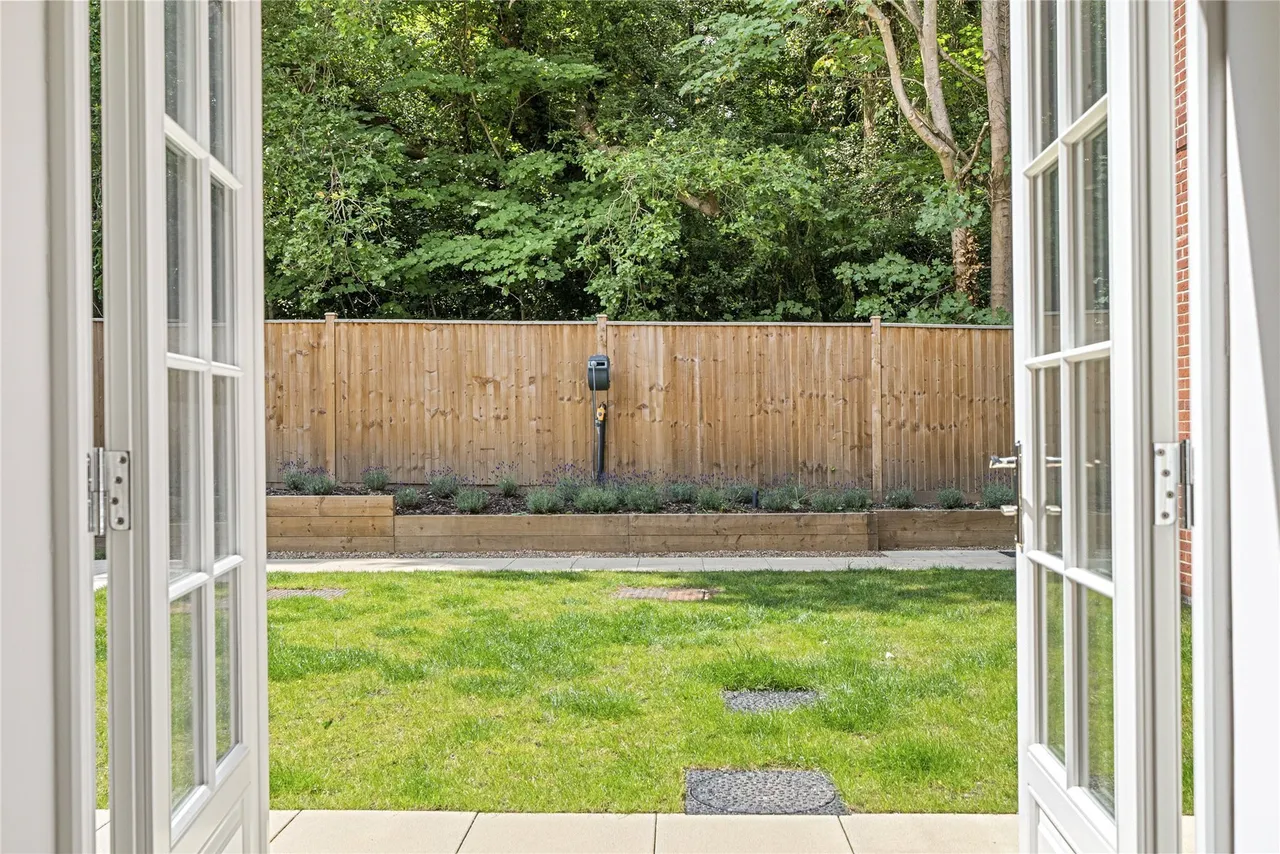 St. Georges Avenue, Weybridge, Surrey, KT13, photo 12