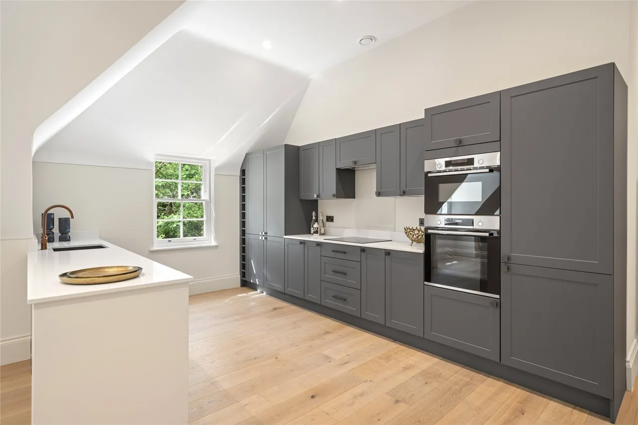St. Georges Avenue, Weybridge, Surrey, KT13, photo 5