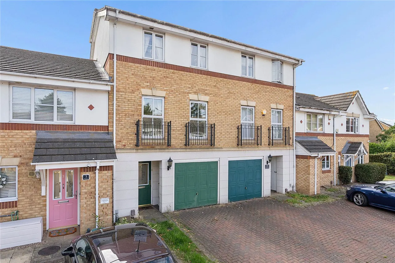 3 bed house for sale, Bancroft Chase, Hornchurch, RM12