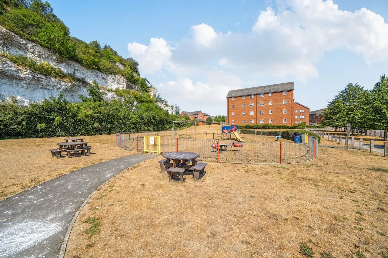 Eustace Crescent, Kent, ME2, photo 21