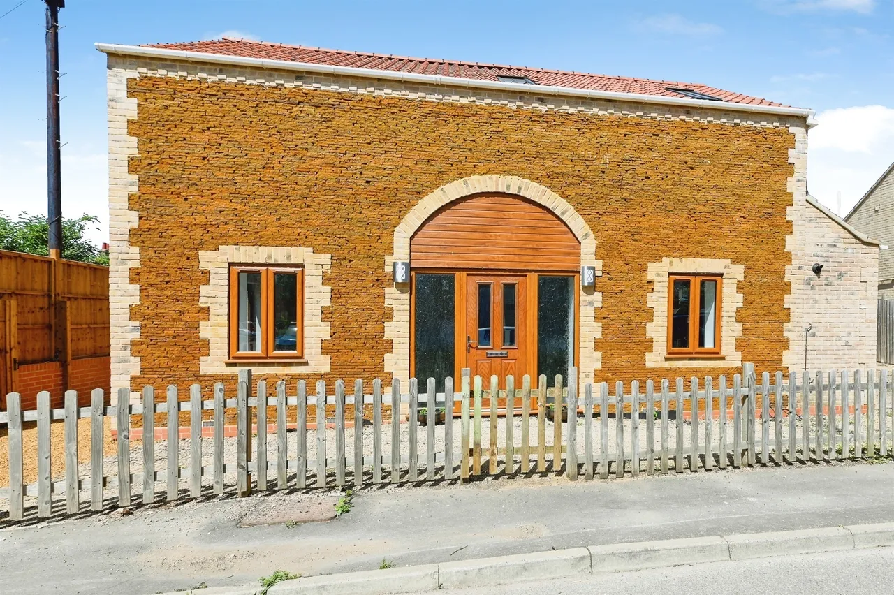 3 bed house for sale — Clover Lane, Downham Market