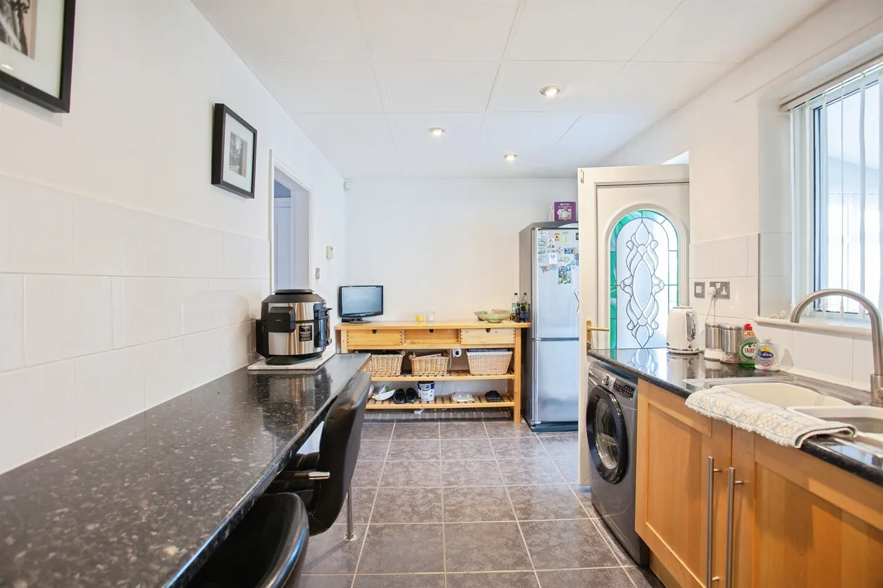 Halsbury Road, Eastwood, S65, photo 5