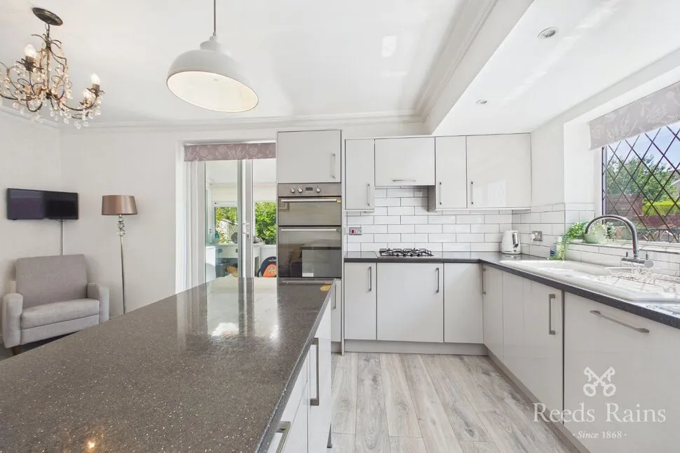 3 bed house for sale — Potovens Lane, Wrenthorpe, West Yorkshire, WF2