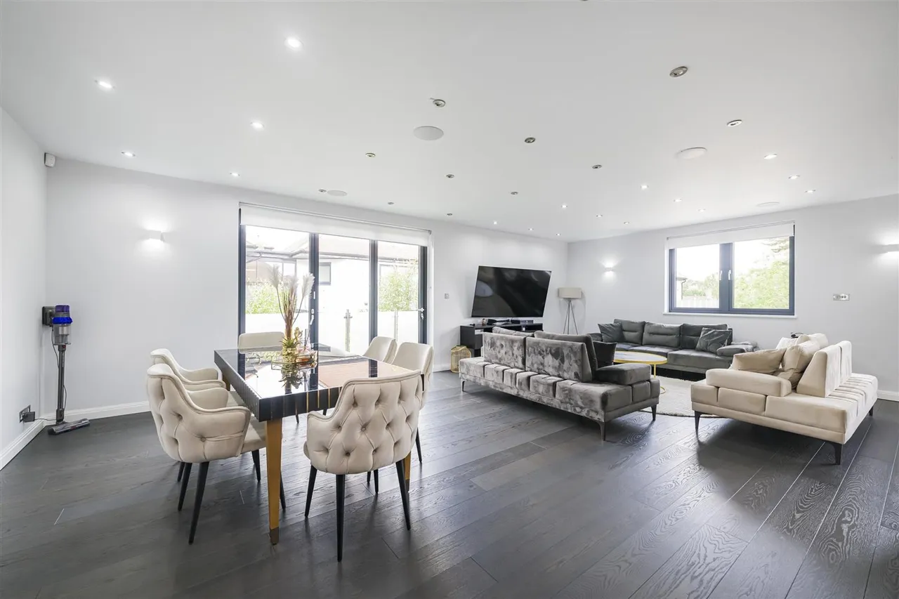 Eden Lodges, Chigwell, IG7, photo 3