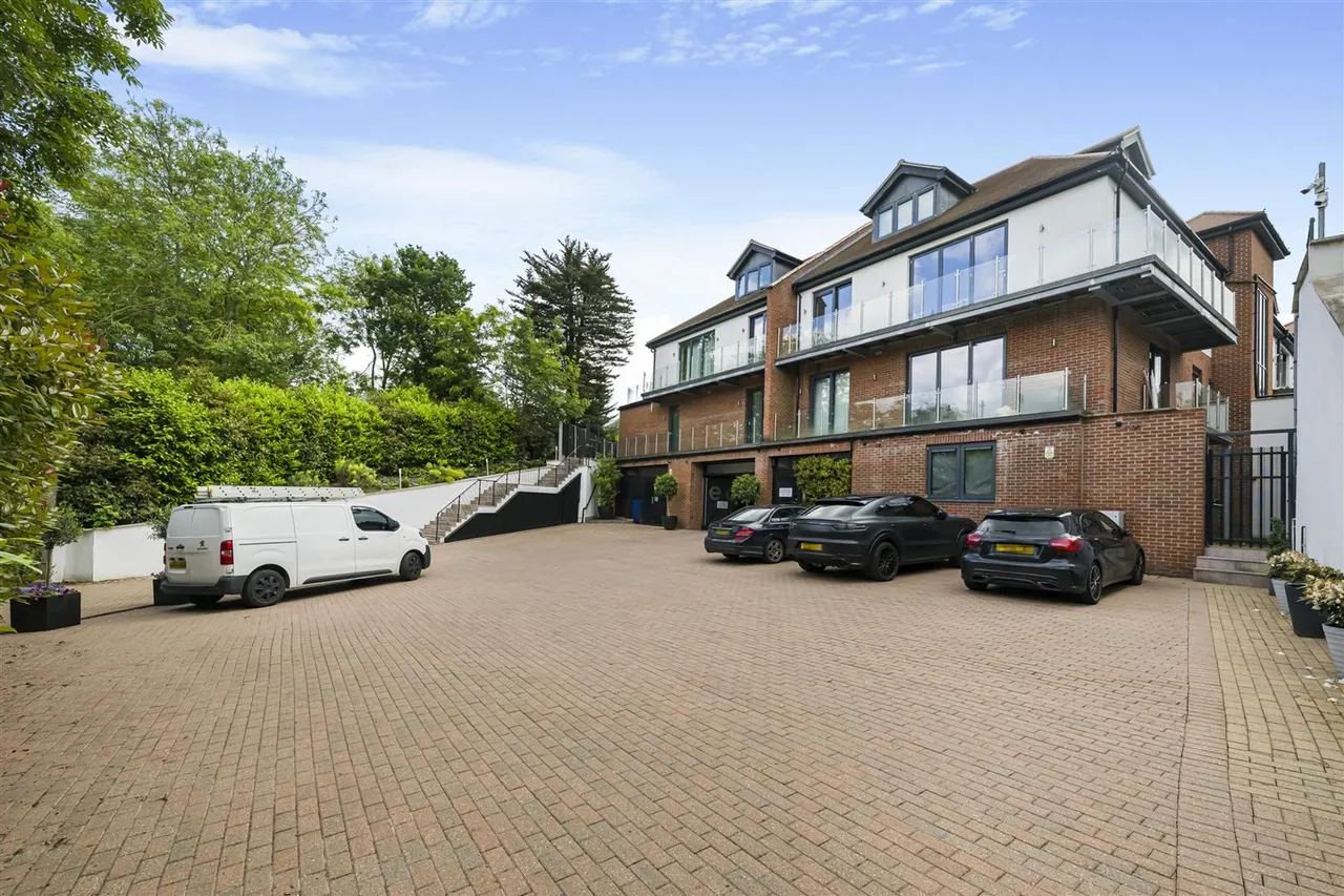 3 bed flat for sale, Eden Lodges, Chigwell, IG7