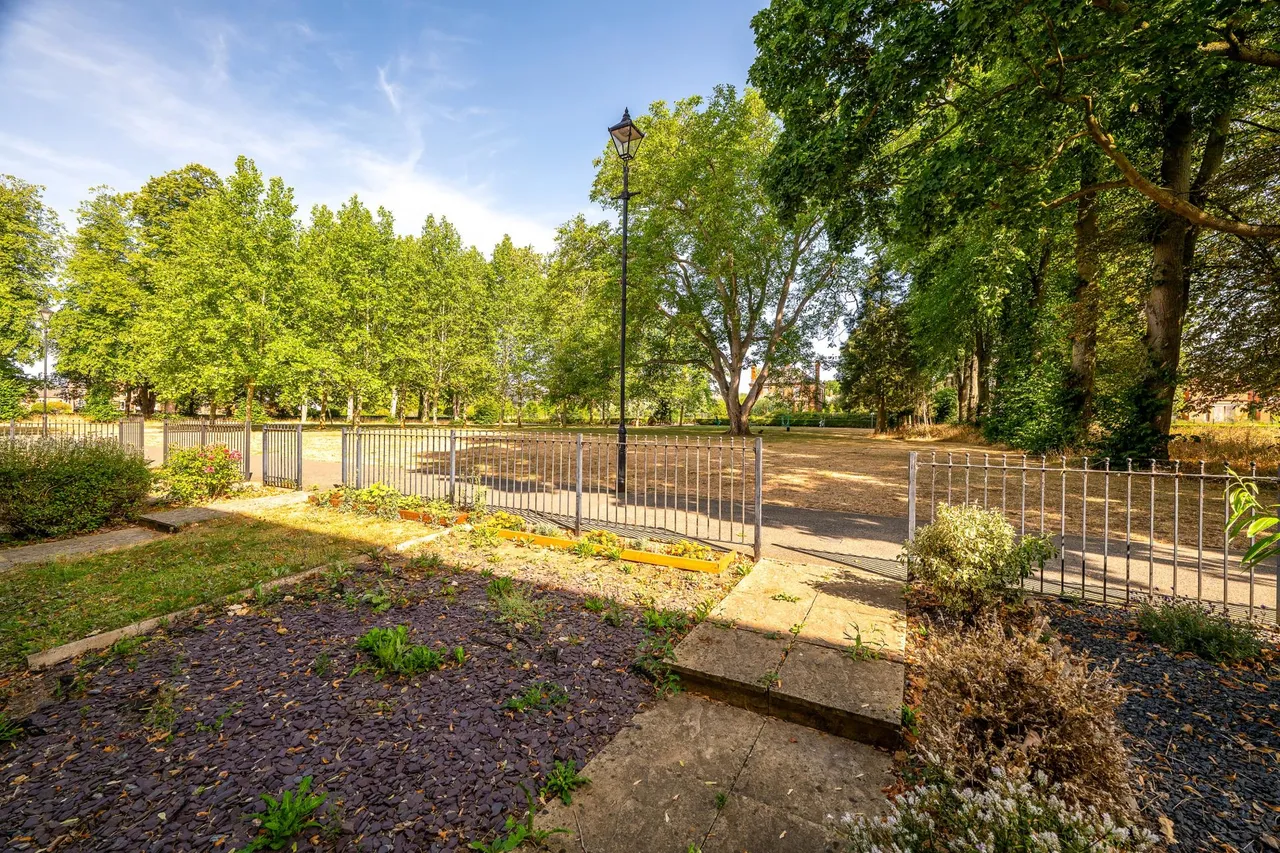 Montrose Grove, Greylees, NG34, photo 4