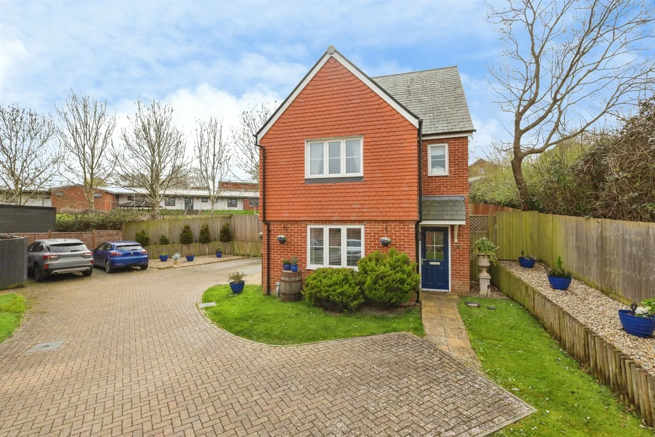 4 bed house for sale, Viburnum Way, Hailsham, BN27
