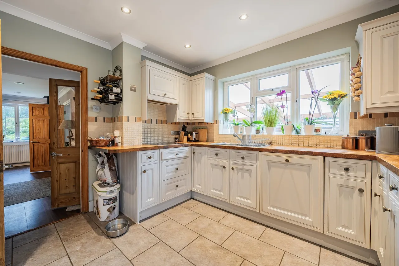 Mogador, Lower Kingswood, KT20, photo 11
