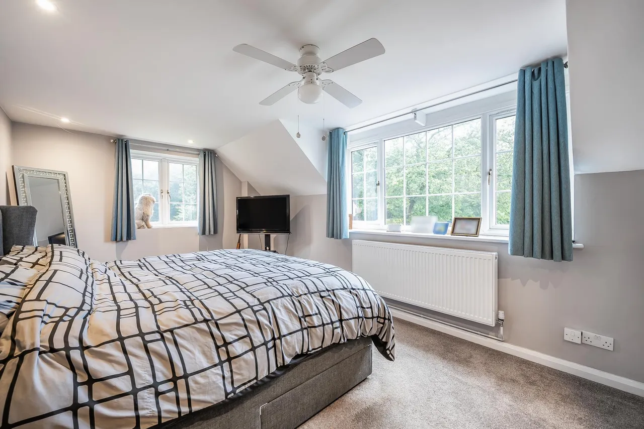 Mogador, Lower Kingswood, KT20, photo 17
