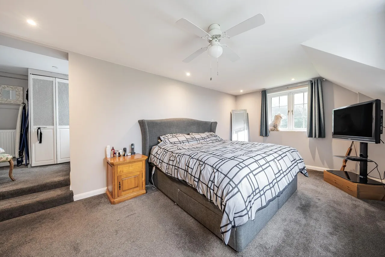 Mogador, Lower Kingswood, KT20, photo 16