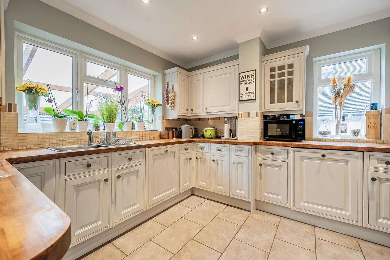 Mogador, Lower Kingswood, KT20, photo 10