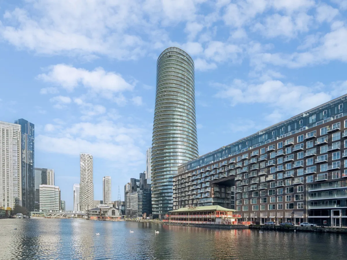 2 bed flat for sale, Crossharbour Plaza, London, E14