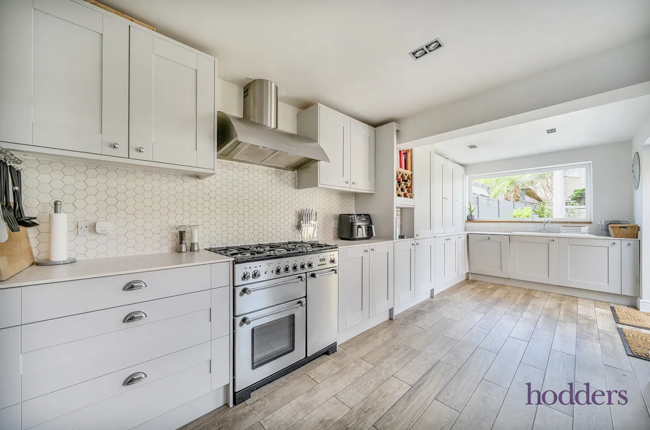 Chertsey Road, Addlestone, KT15, photo 3