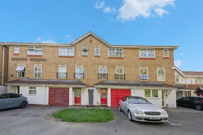 3 bed house for sale — Patching Way, Hayes