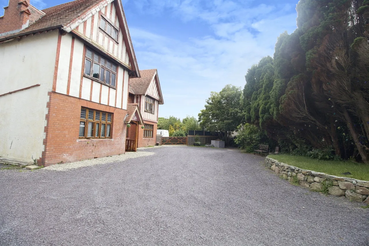 Ffordd Caergybi, Llanfairpwllgwyngyll, LL61, photo 5