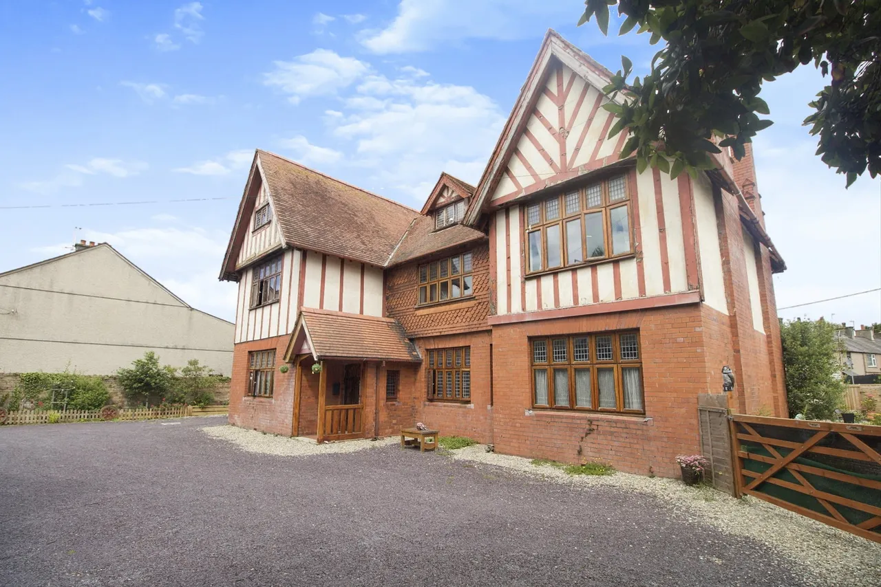 Ffordd Caergybi, Llanfairpwllgwyngyll, LL61, photo 3