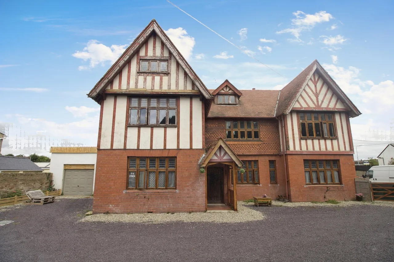 Ffordd Caergybi, Llanfairpwllgwyngyll, LL61, photo 2