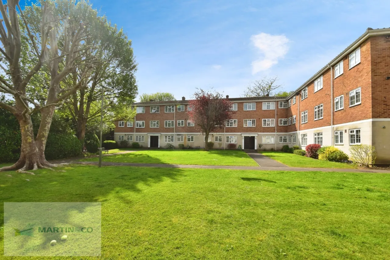 2 bed flat for sale, Gainsborough Court, KT12