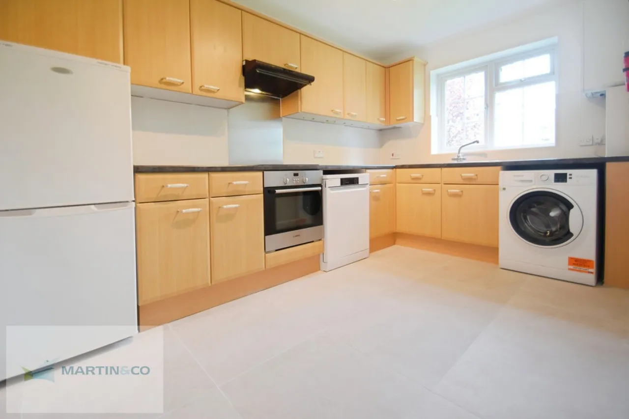 Gainsborough Court, KT12, photo 5