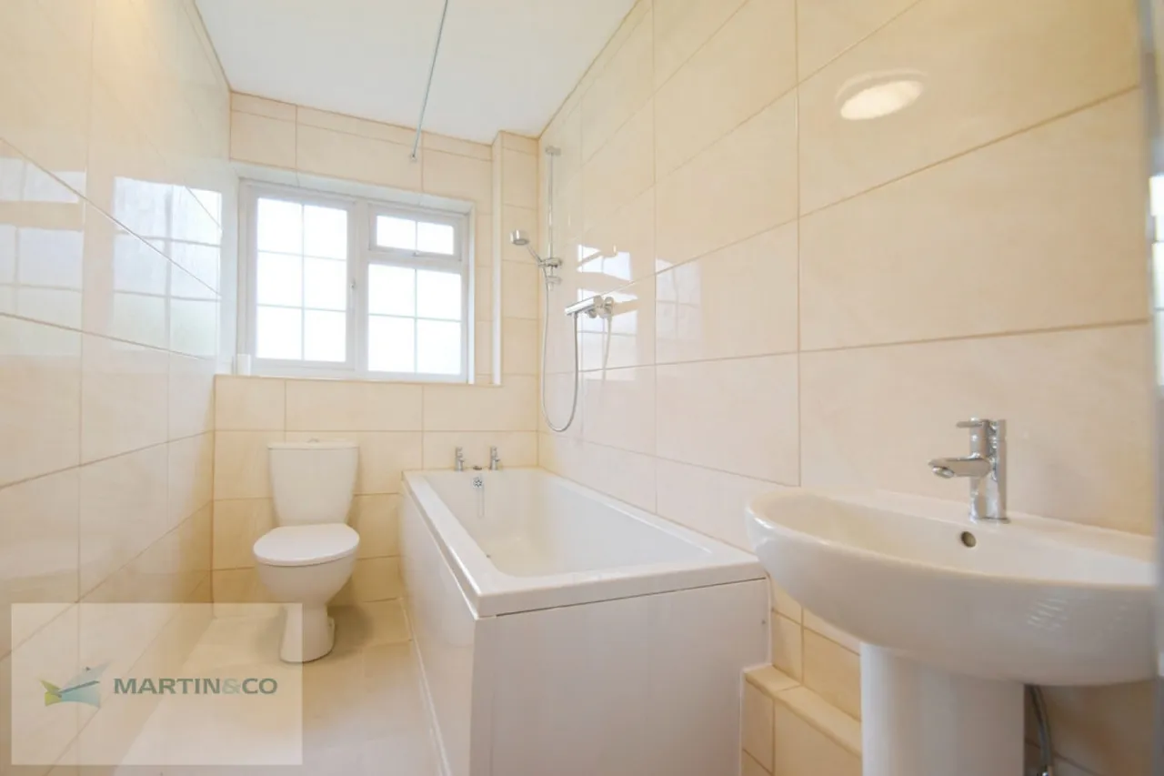 Gainsborough Court, KT12, photo 9