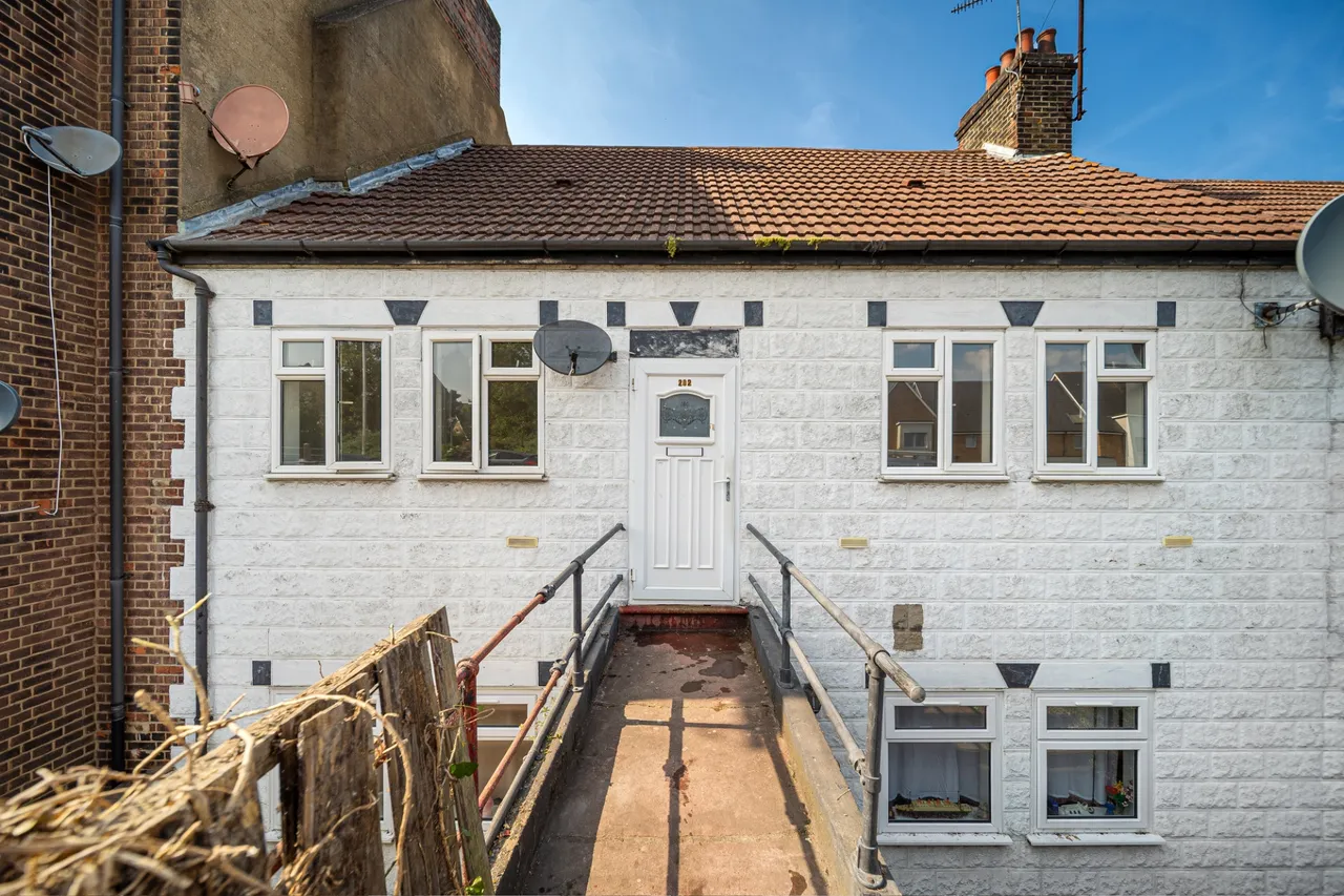 3 bed property to rent — London Road, Greenhithe, DA9 9JF