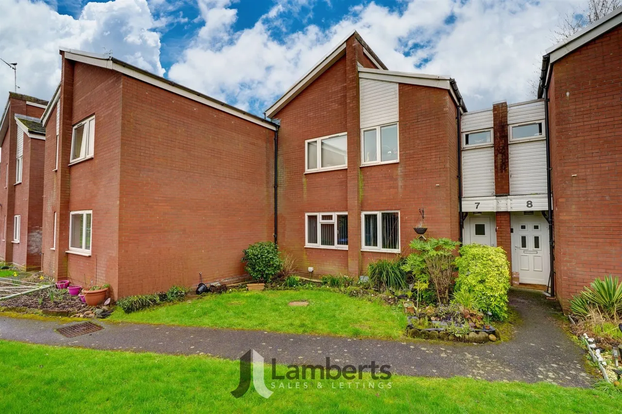 2 bed flat for sale — 7 Ridgeway Close, Studley