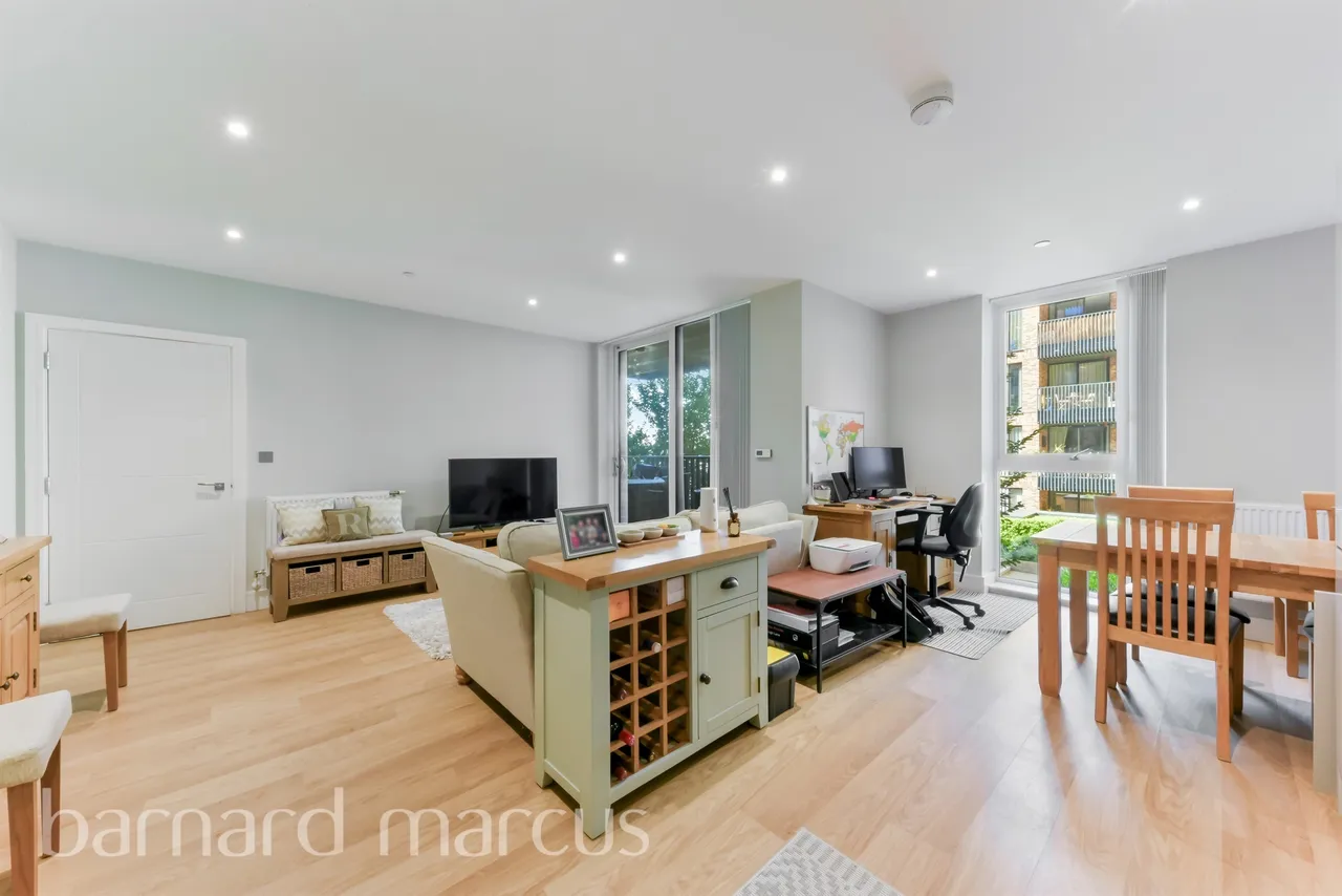 2 bed flat for sale — Plough Lane, London