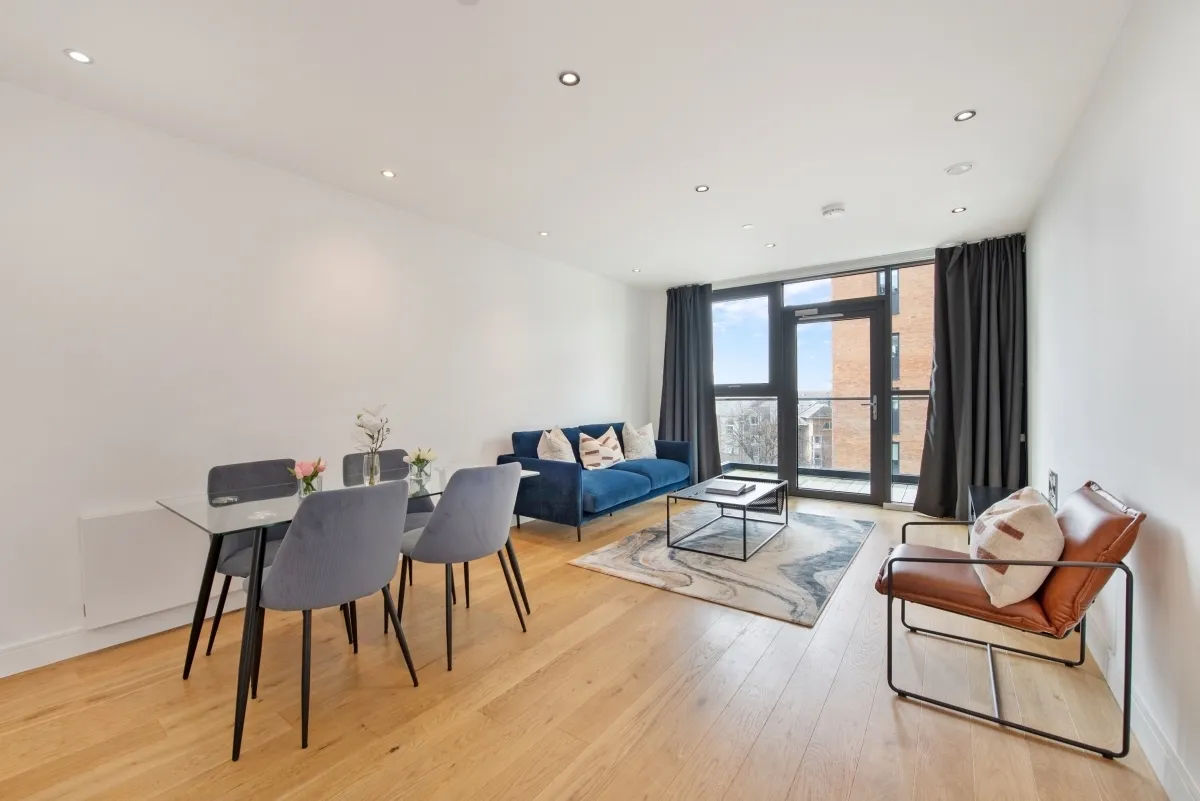 2 bed flat to rent — 17 Montrose Crescent HA0