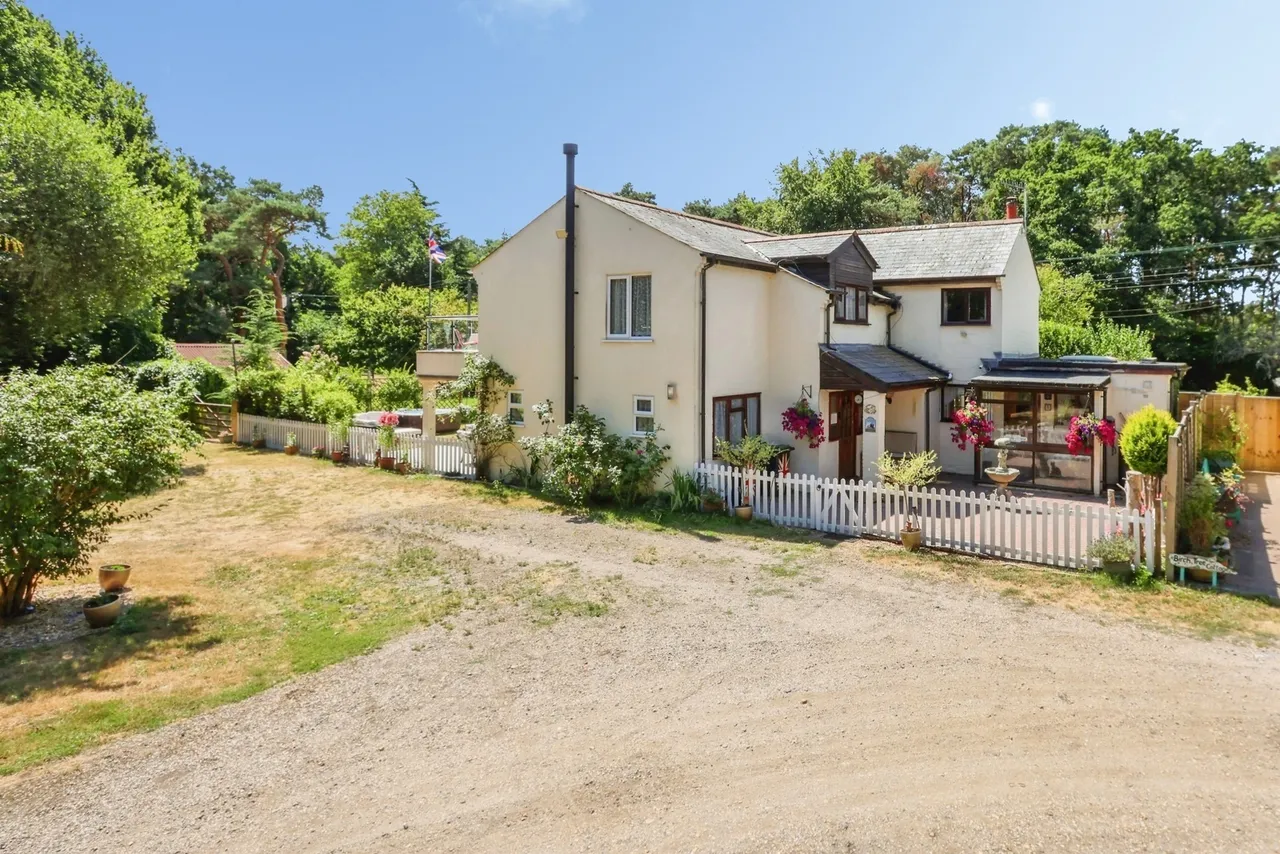 Pitt House Lane, Christchurch, BH23, photo 3