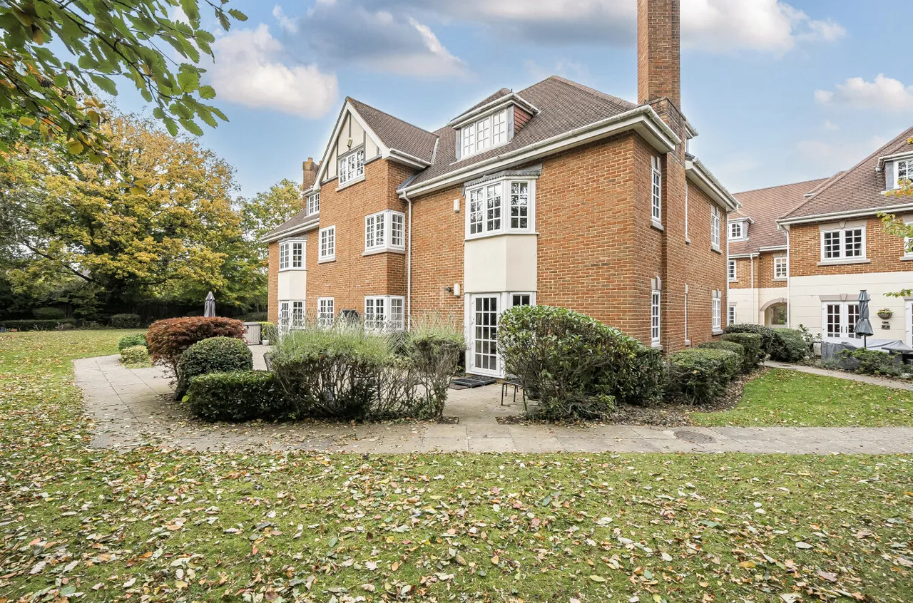 3 bed flat for sale — Courtney Place, Terrace Road South, Binfield, Bracknell, RG42 4DP