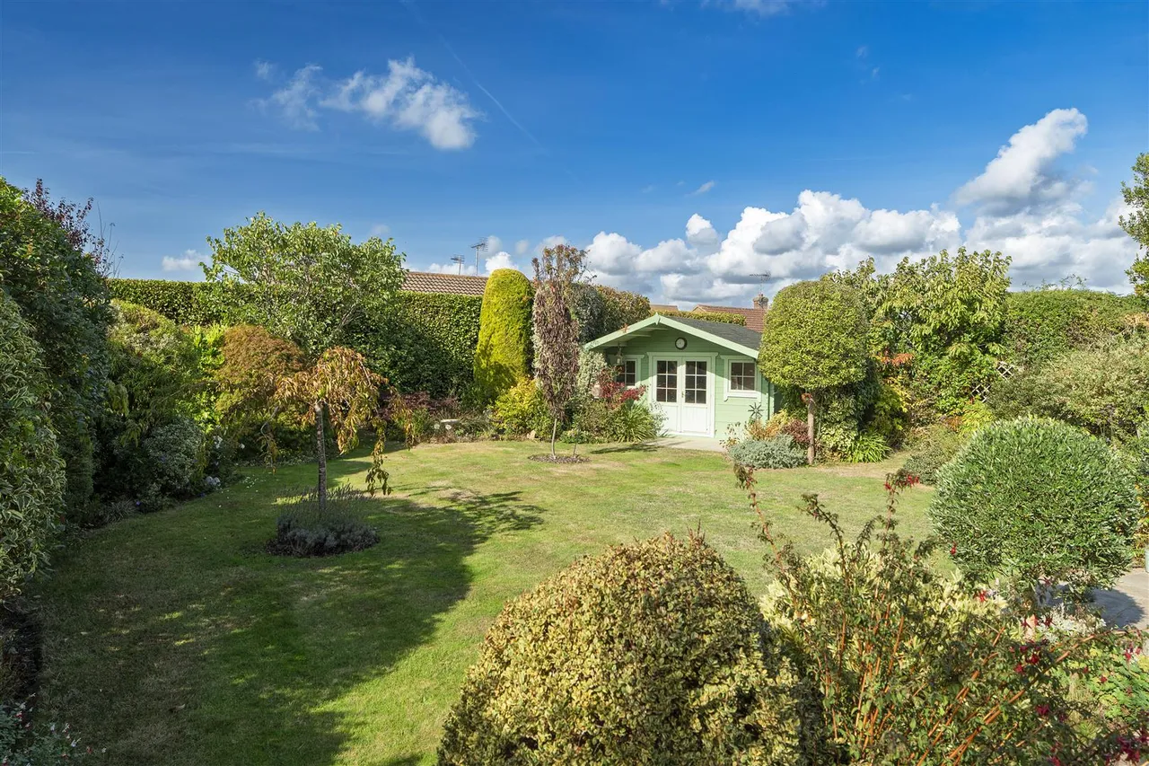 Golden Avenue, East Preston, photo 3