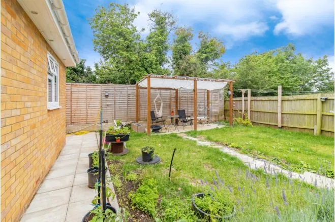 Queens Crescent, Clapham, MK41, photo 6