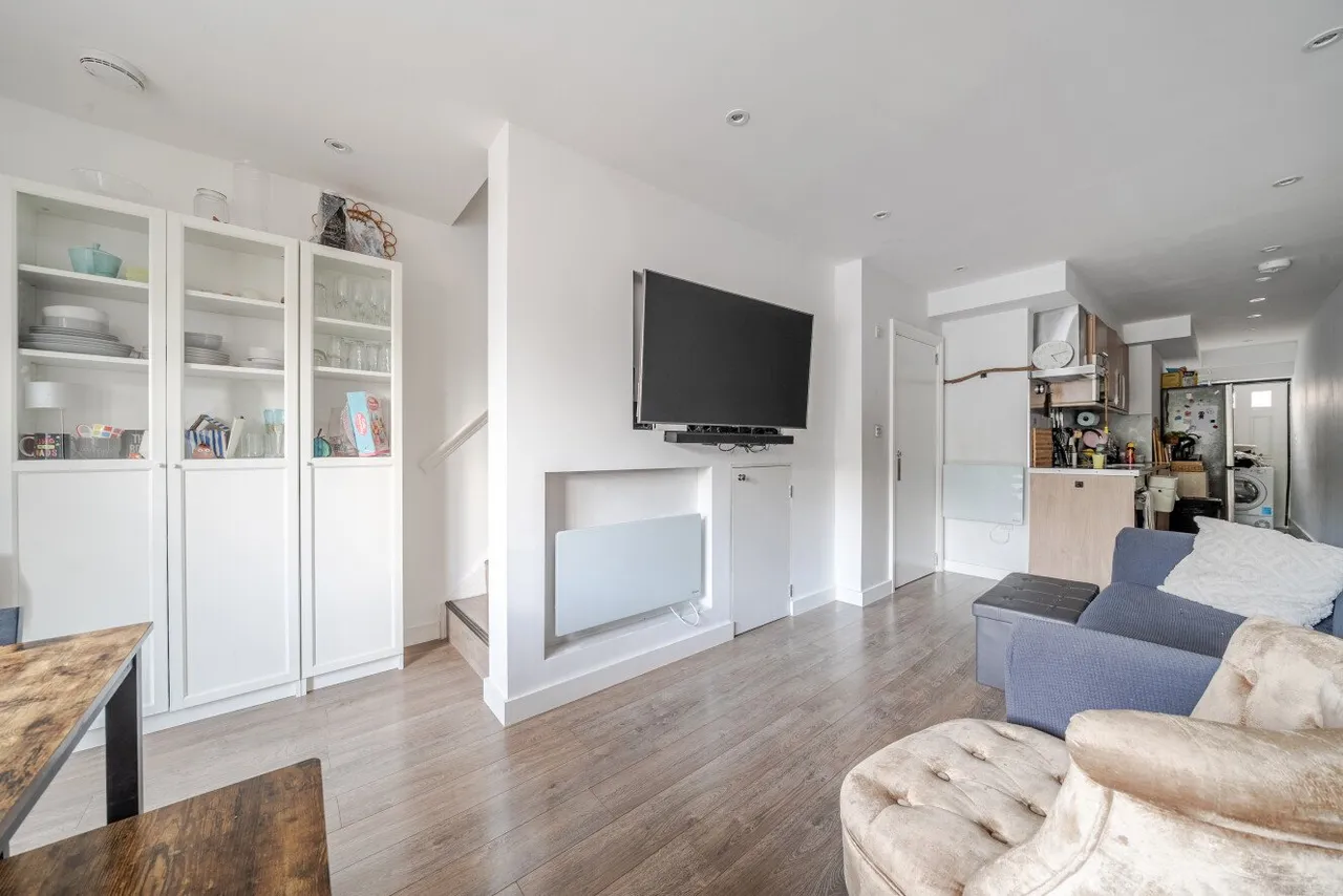 Robin Hood Way, Roehampton Vale, London, SW15, photo 2