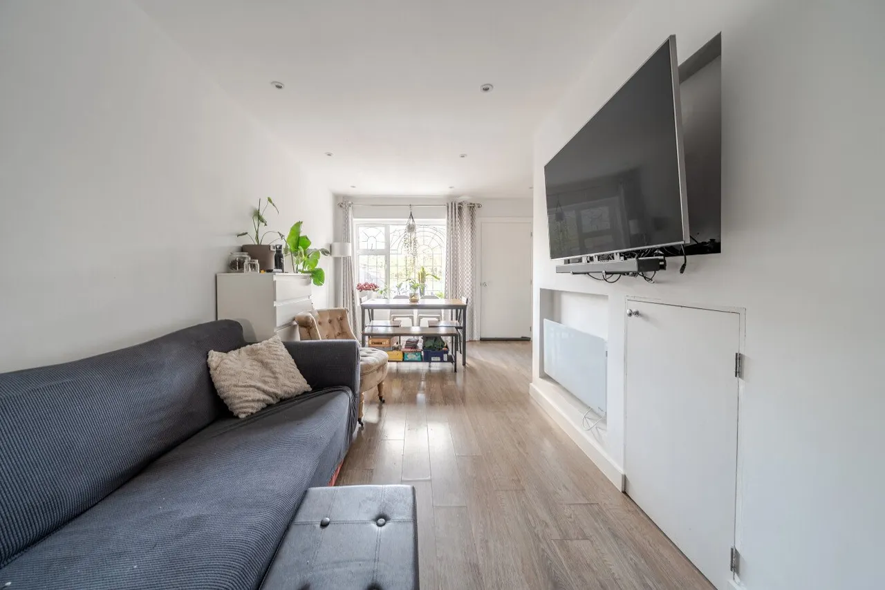 Robin Hood Way, Roehampton Vale, London, SW15, photo 4