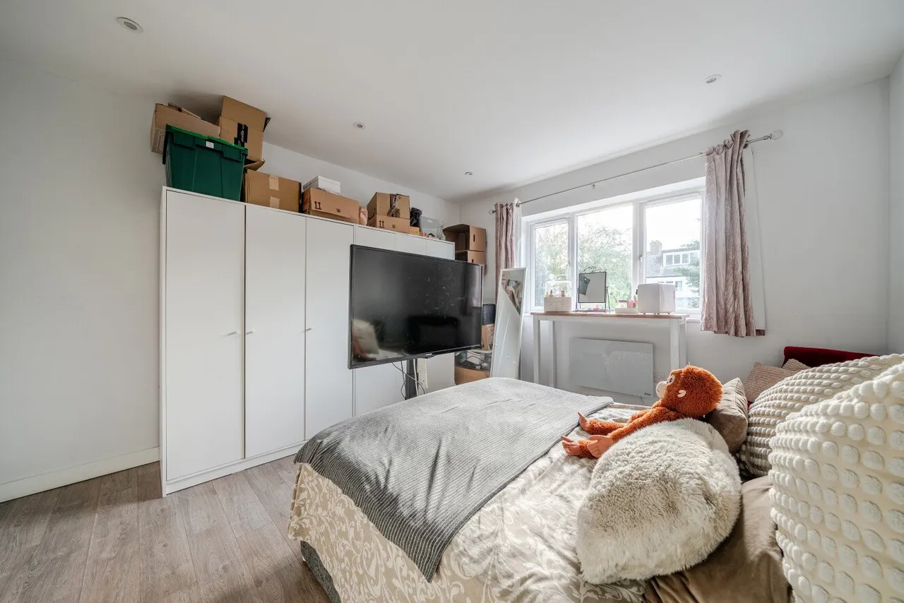 Robin Hood Way, Roehampton Vale, London, SW15, photo 5