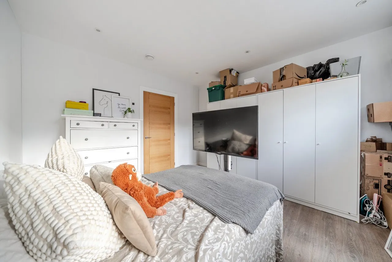 Robin Hood Way, Roehampton Vale, London, SW15, photo 9