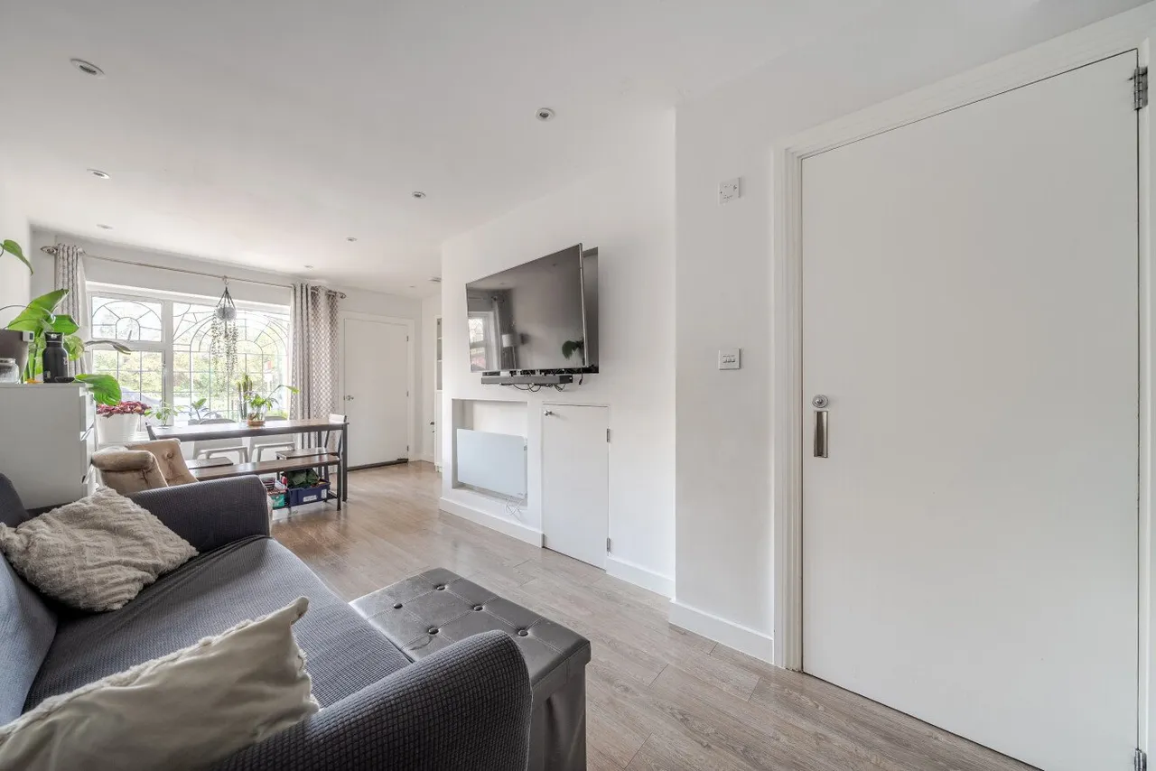 Robin Hood Way, Roehampton Vale, London, SW15, photo 3