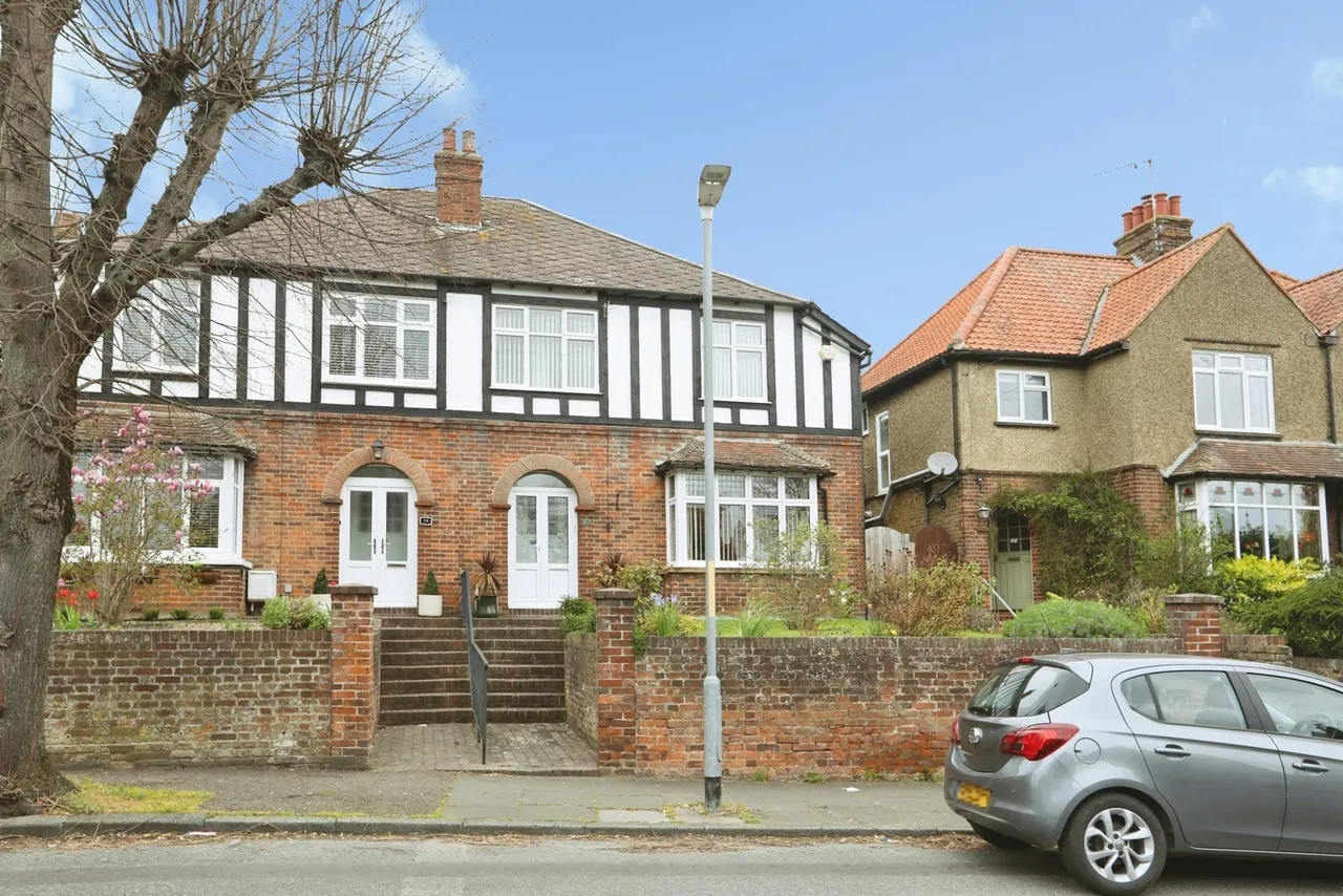 3 bed house for sale — Borden Lane, Sittingbourne, Kent, ME10