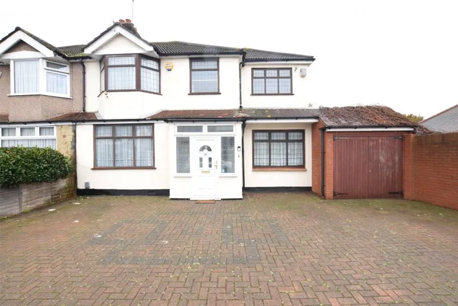 4 bed house to rent, Jubilee Avenue, Romford, RM7