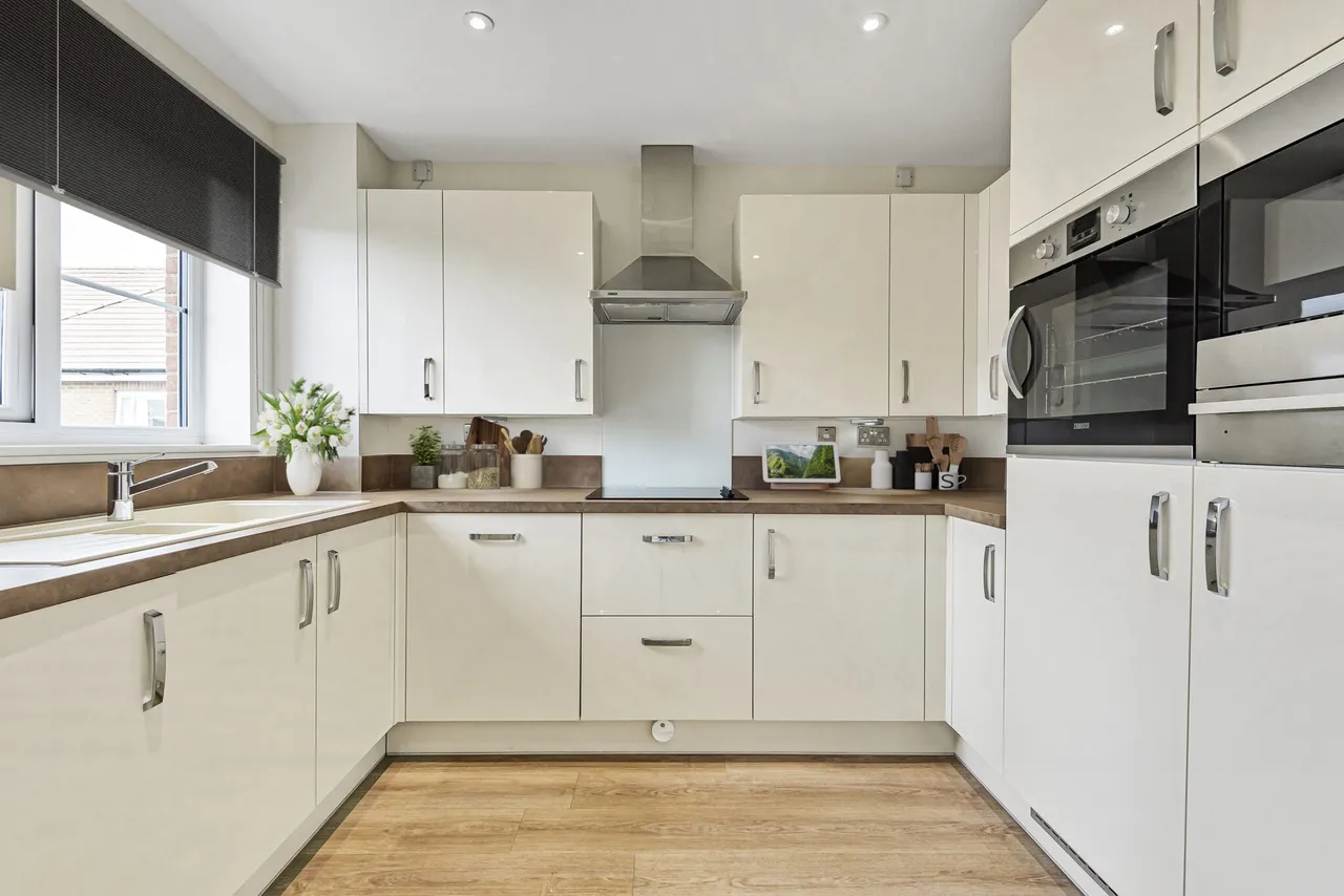 Eaves Court Two Bedroom, The Retreat, HP27, photo 4