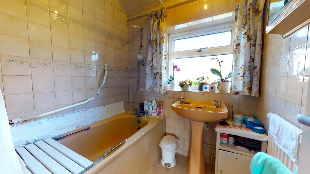Whitehills Road, Loughton, photo 9