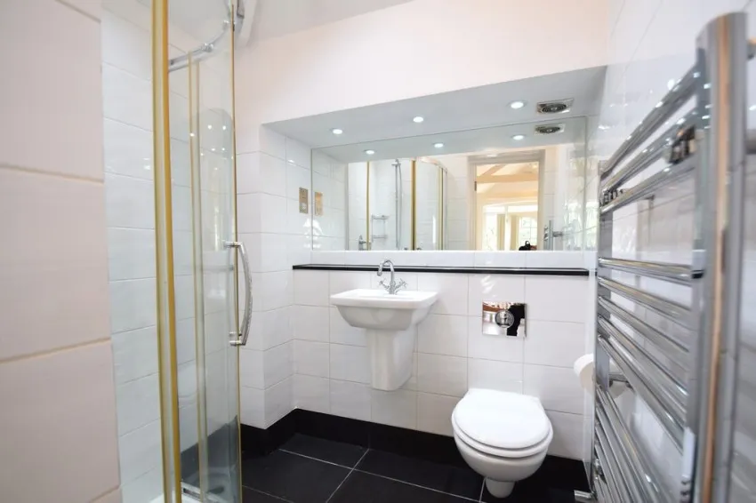 Chiswick High Road, W4, photo 5