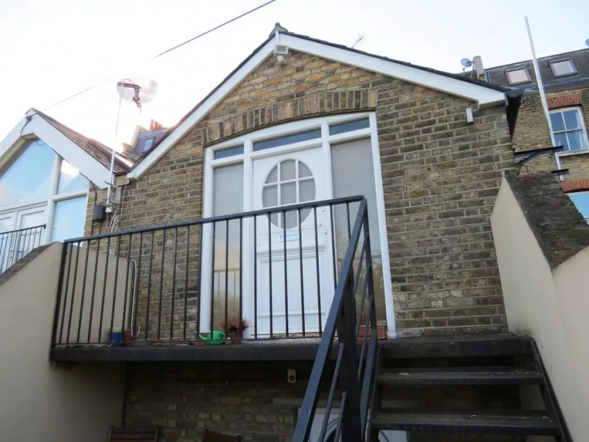 Chiswick High Road, W4, photo 2